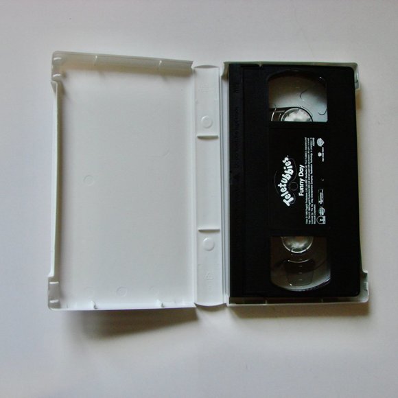 Teletubbies Funny Day VHS 1999 PBS Kids Clamshell Warner Bros Tested RARE - Picture 3 of 5
